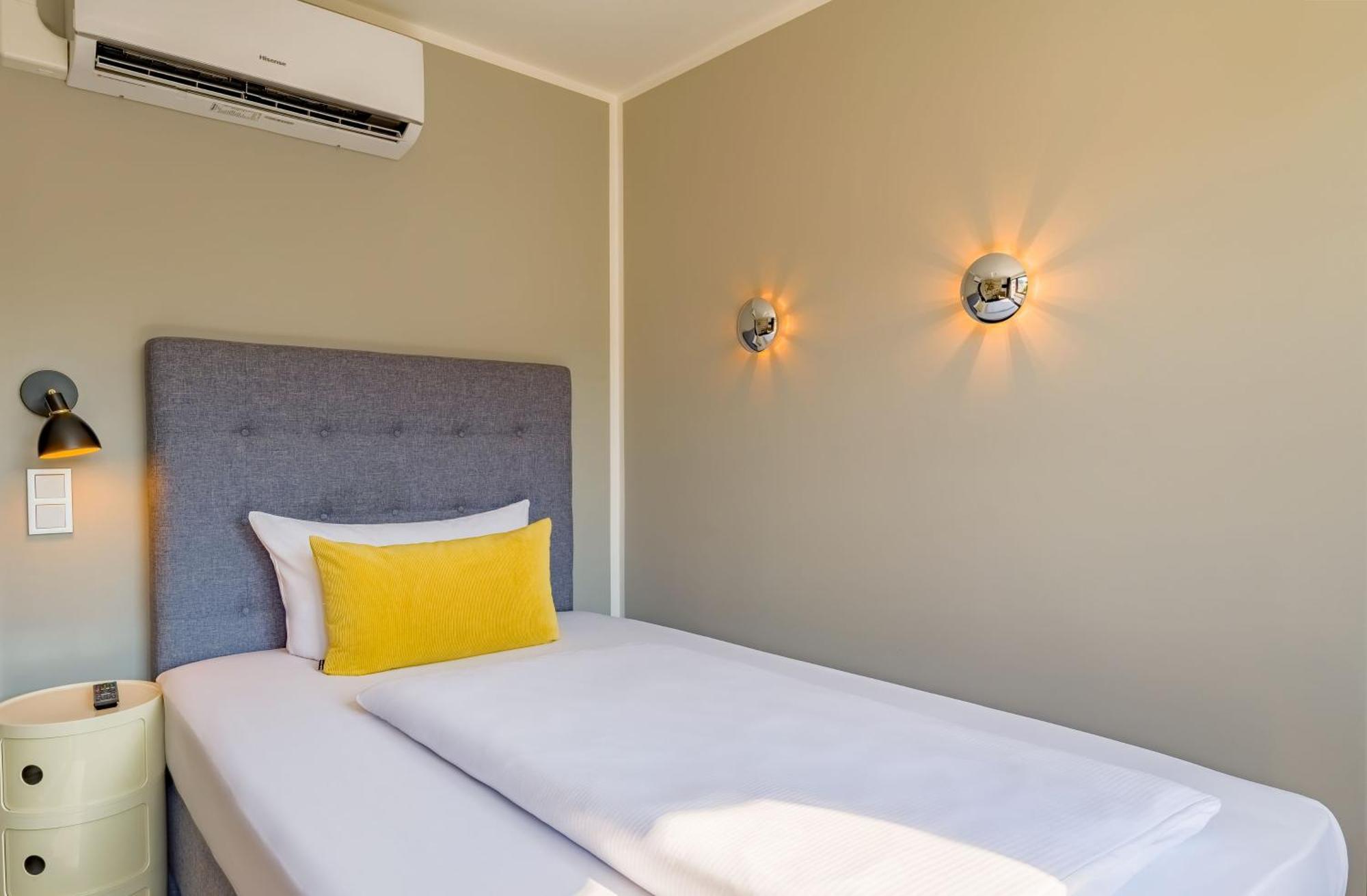 Rugs Hotel Kolonia