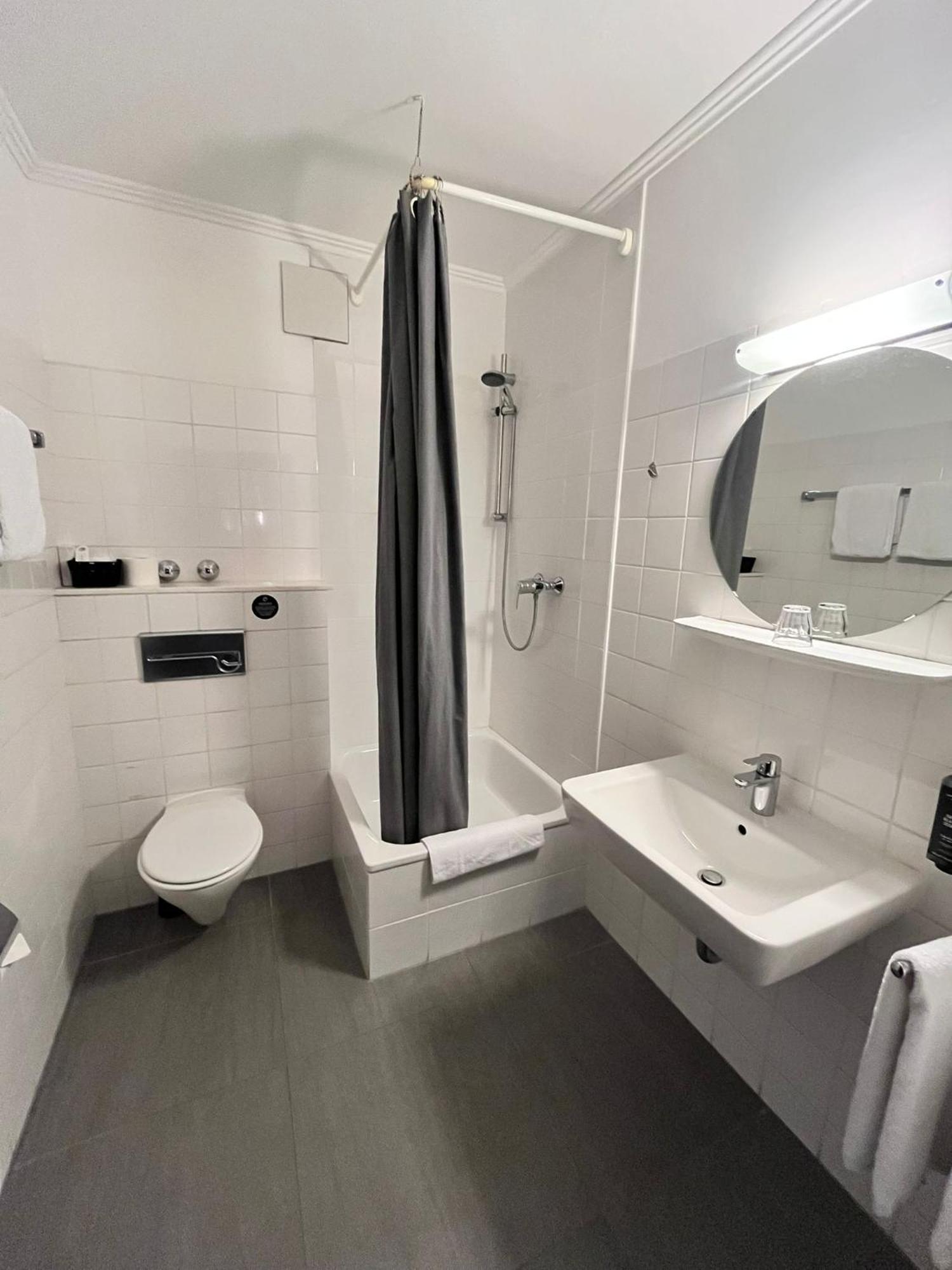 Rugs Hotel Kolonia